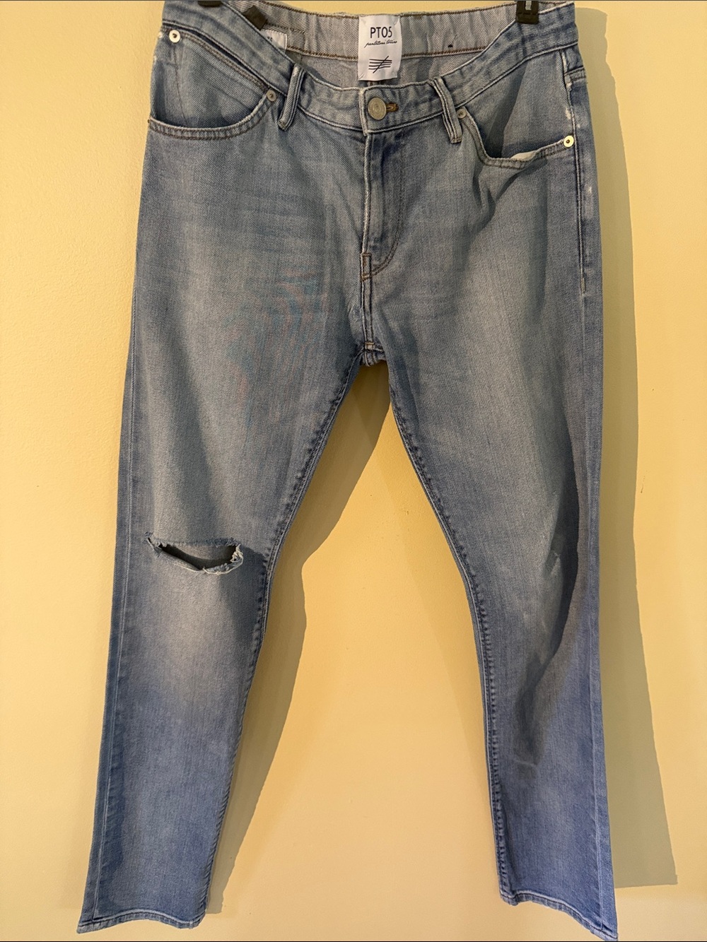 Slim Straight Light Blue Men's Jeans with Distressed Knee